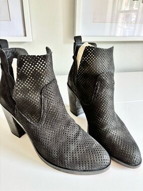 Dolce Vita Black Perforated Leather Heeled Ankle Booties | Size 9.5 🖤
